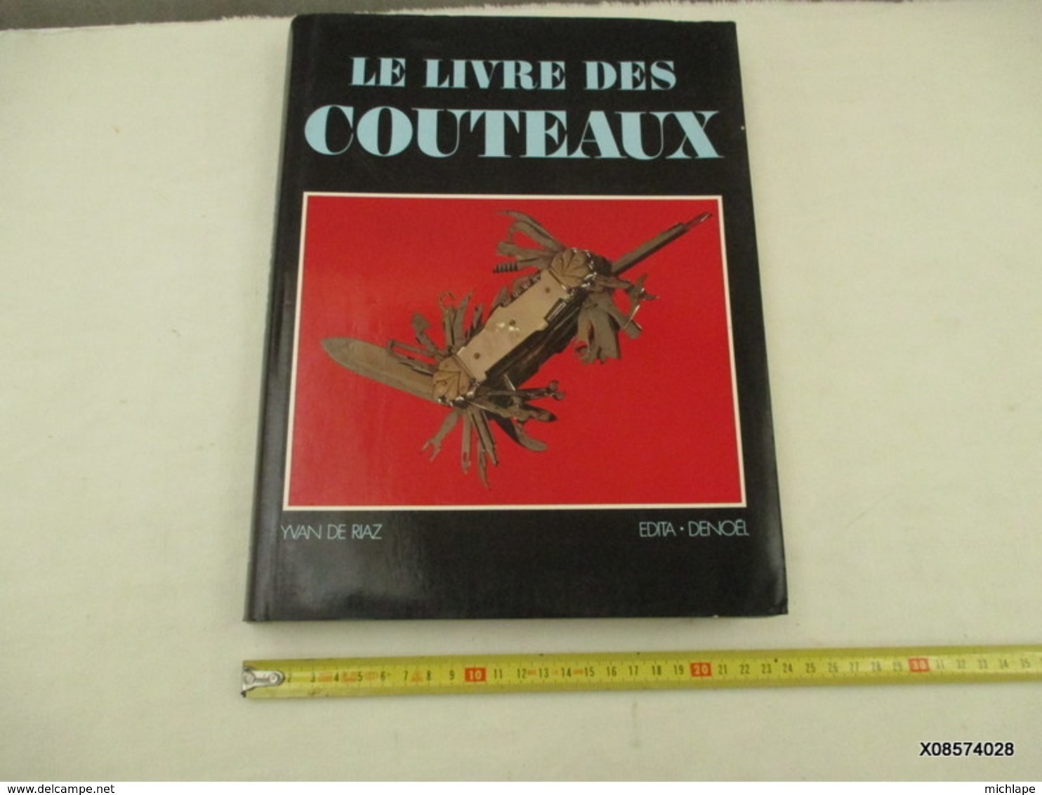 Le Livre Des Couteaux Relié Format 23 Cm X 30  -170 Pages -  Tres Bon état Proche Du Neuf - Armas Blancas