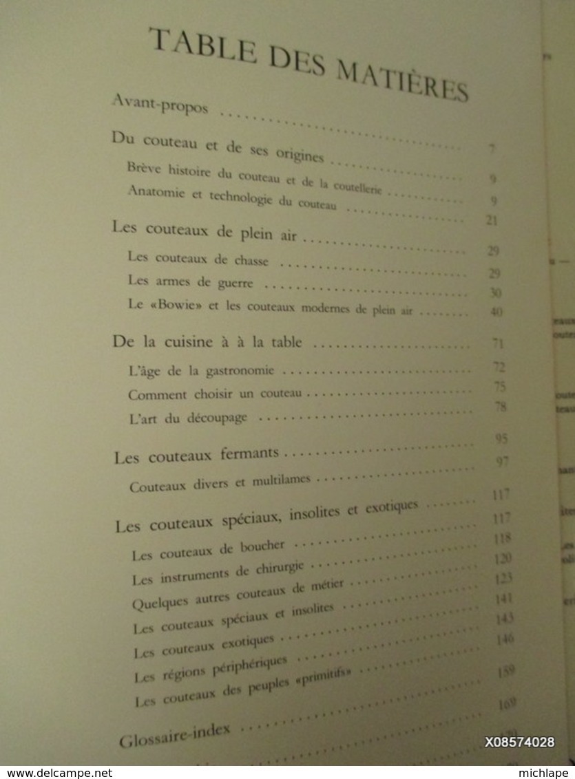 le livre des couteaux relié format 23 cm X 30  -170 pages -  tres bon état proche du neuf