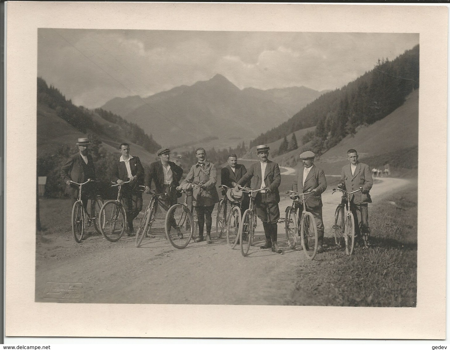 Cyclisme, Promenade à Vélos Dans Les Alpes, Photo Cartonnée Format 14-19 - Cyclisme