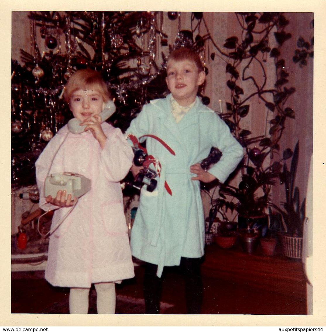 Photo Couleur Carrée B.B. Originale Enfants & Leurs Cadeaux De Noël : Téléphone Fixe Filaire Et Patins à Roulettes 1969 - Personnes Anonymes