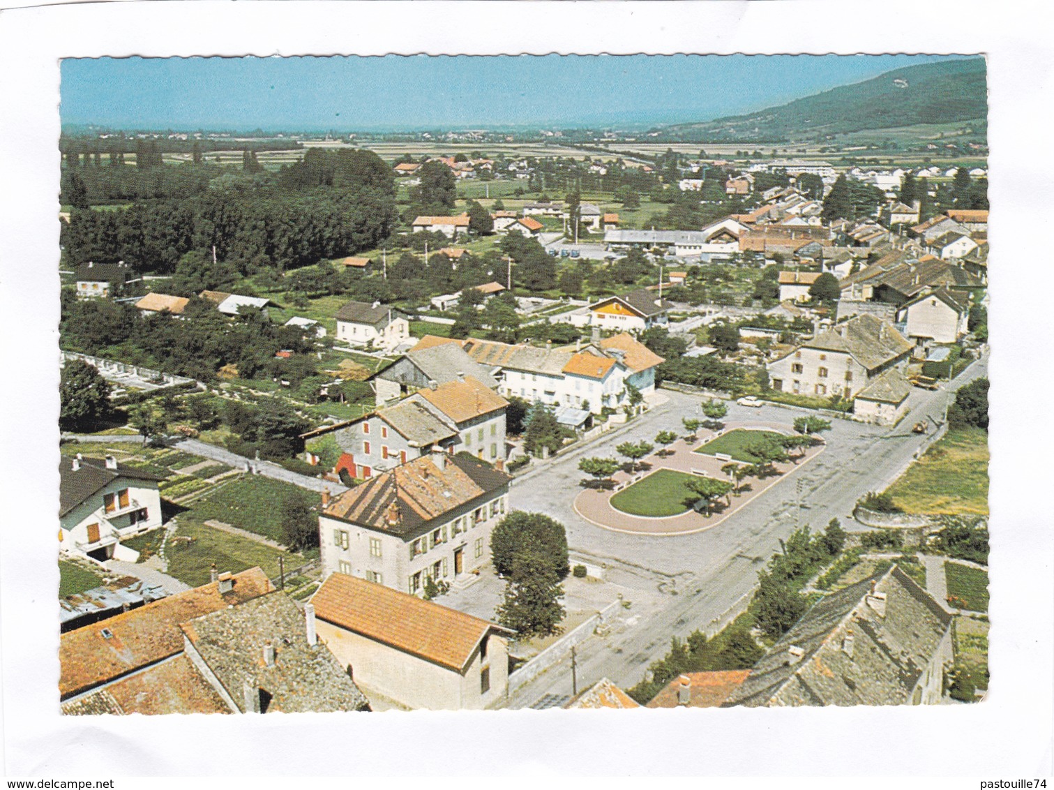 (CPSM : 15 X 10,5)  -  DOUVAINE.  -  Vue Aérienne Sur La Place Des Contamines - Douvaine