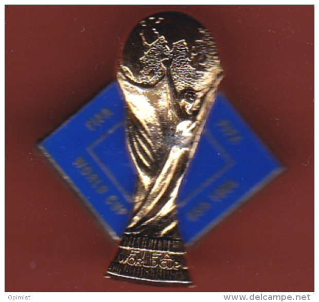 53201- Pin's-coupe Du Monde De Football.USA 1984.double Moule.signé FIFA . - Football