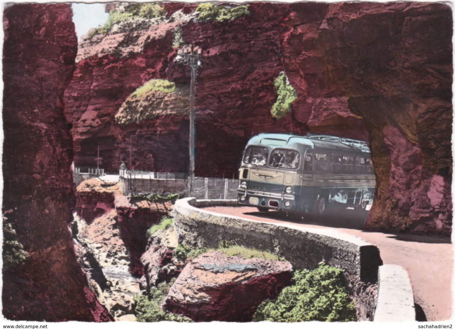 06. Gf. GORGES DU CIANS. Le Passage D'un Autocar De Grand Tourisme Dans La Petite Clue. 835 - Autres & Non Classés