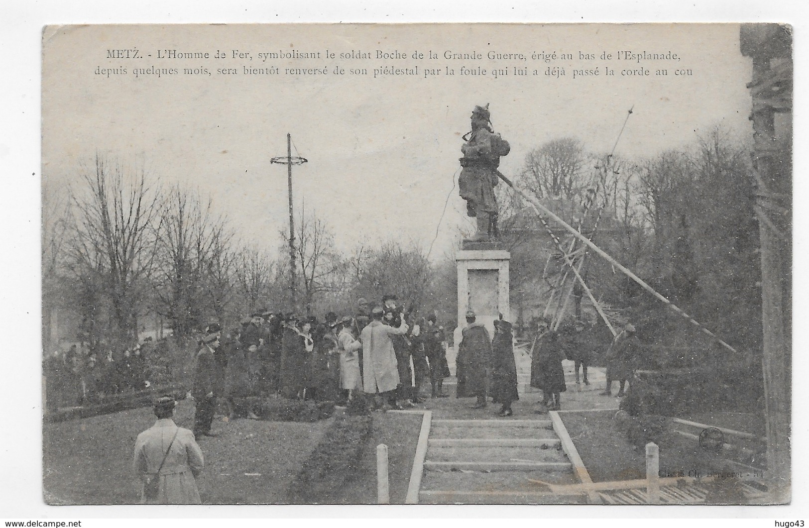 METZ - L' HOMME DE FER RENVERSE DE SON PIEDESTAL AVEC PERSONNAGES - CPA VOYAGEE - Metz