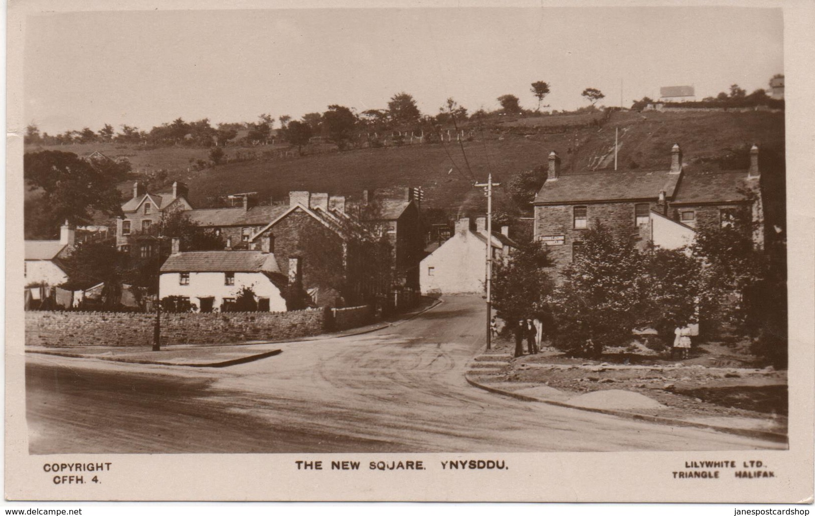 REAL PHOTOGRAPHIC POSTCARD - THE NEW SQUARE - YNYSDDU - MONMOUTHSHIRE - Monmouthshire