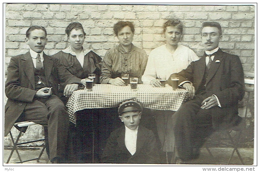 Carte Photo. Couple Avec Bière Et Enfant Avec Casquette D'Etudiant. - Personnes Anonymes