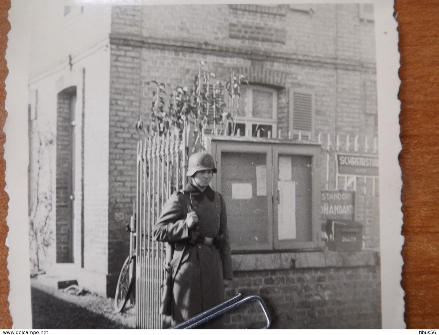 WW2 GUERRE 39 45 SOLDATS ALLEMANDS MAIZICOURT  DOULLENS SOMME BUREAU STANDORTKOMMANDANTUR ECOLE ET MAIRIE SENTINELLE - 1939-45