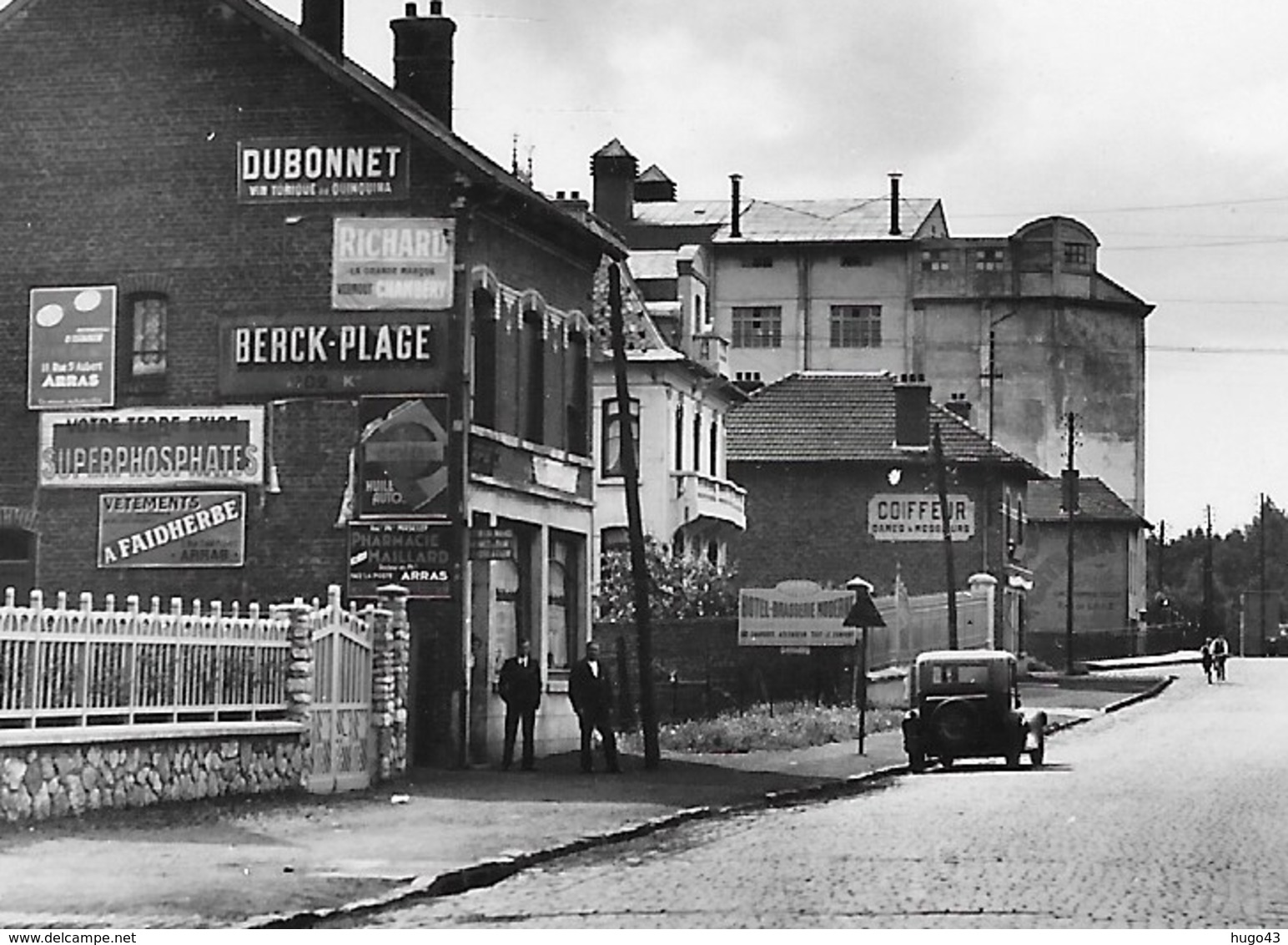 SAINT LAURENT BLANGY - N° 11 - PLACE DE L' EGLISE AVEC VIEILLE VOITURE ET PUBLICITES - FORMAT CPA NON VOYAGEE - Saint Laurent Blangy