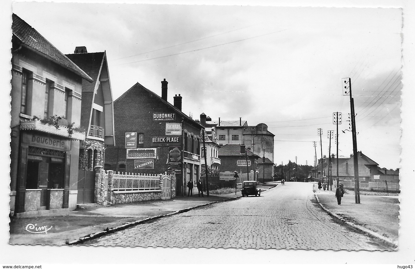 SAINT LAURENT BLANGY - N° 11 - PLACE DE L' EGLISE AVEC VIEILLE VOITURE ET PUBLICITES - FORMAT CPA NON VOYAGEE - Saint Laurent Blangy