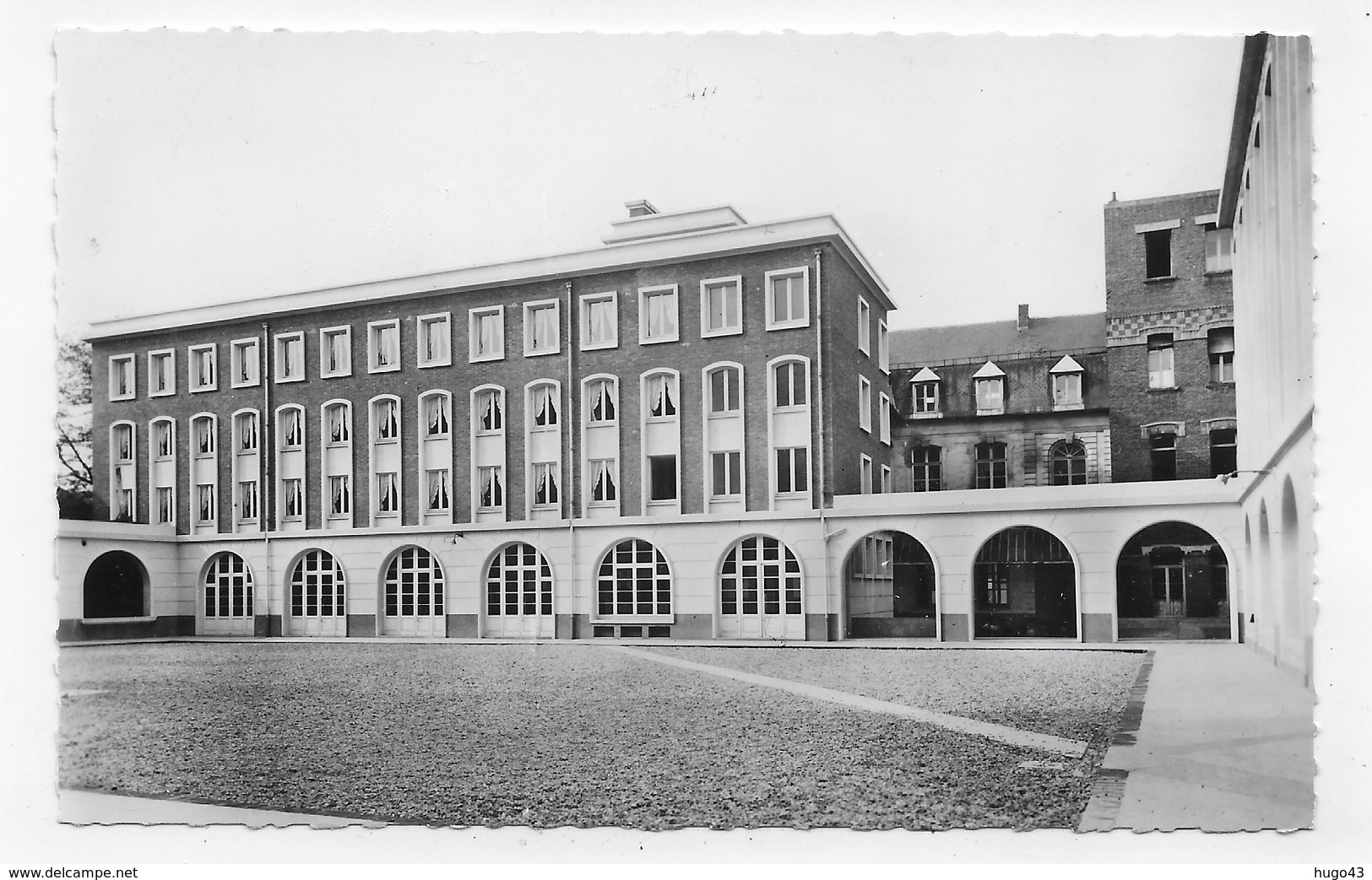 ARRAS - INSTITUTION JEANNE D' ARC - ENSEMBLE DES BATIMENTS SUR LA GRANDE COUR - FORMAT CPA NON VOYAGEE - Arras