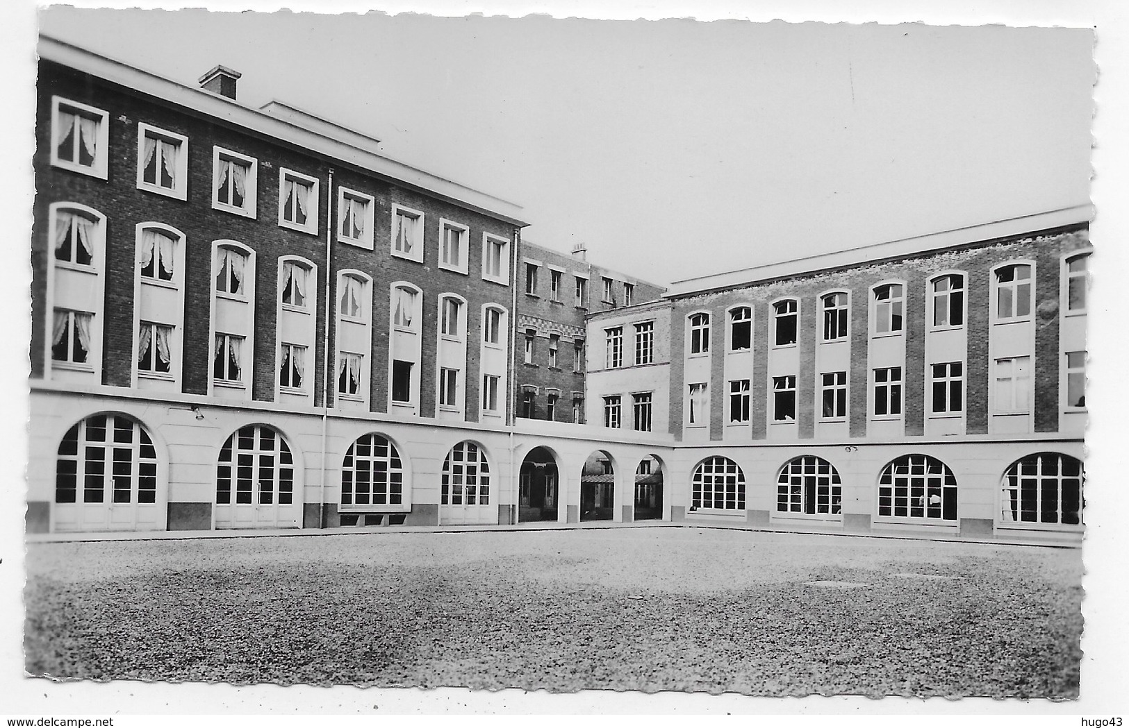 ARRAS - INSTITUTION JEANNE D' ARC - SALLE DE RECREATION ET CHAMBRETTES - PERGOLA - FORMAT CPA NON VOYAGEE - Arras