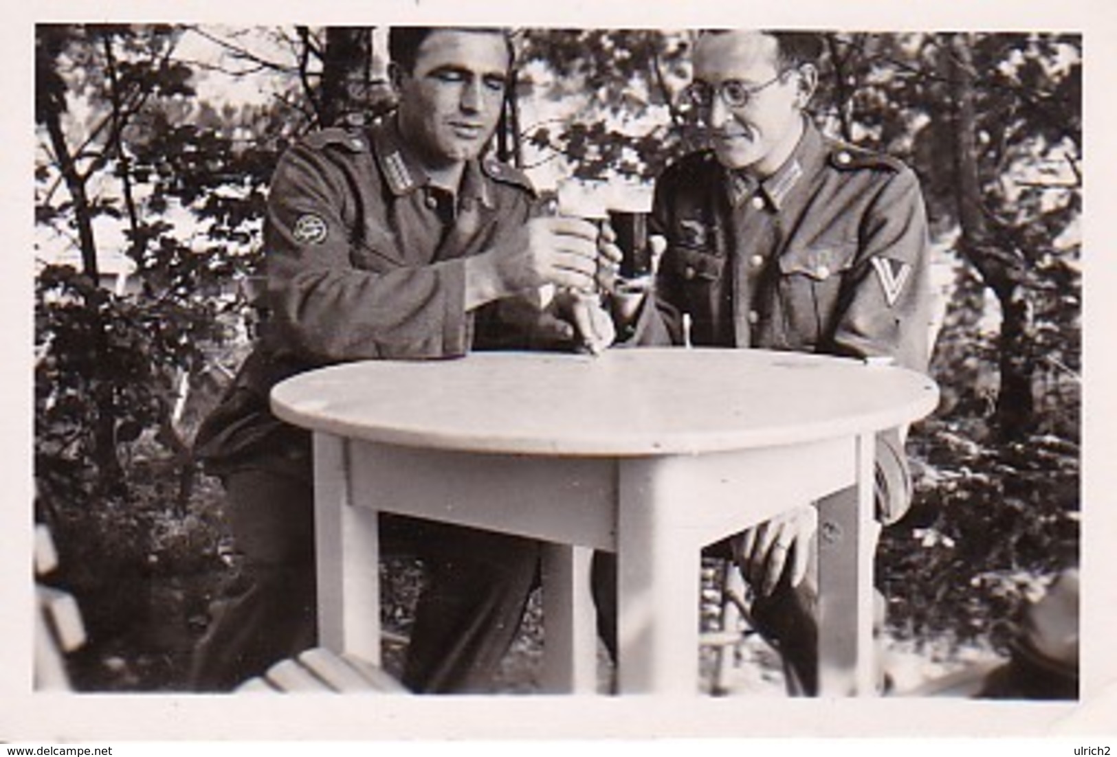 Foto 2 Deutsche Soldaten Mit Biergläsern - 2. WK - 6*4cm (35779) - Guerre, Militaire