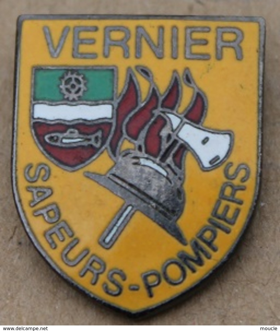 SAPEURS POMPIERS VILLE DE VERNIER - GENEVE - SUISSE - CASQUE - HACHE - FEU - FOND ORANGE -  (20) - Pompiers