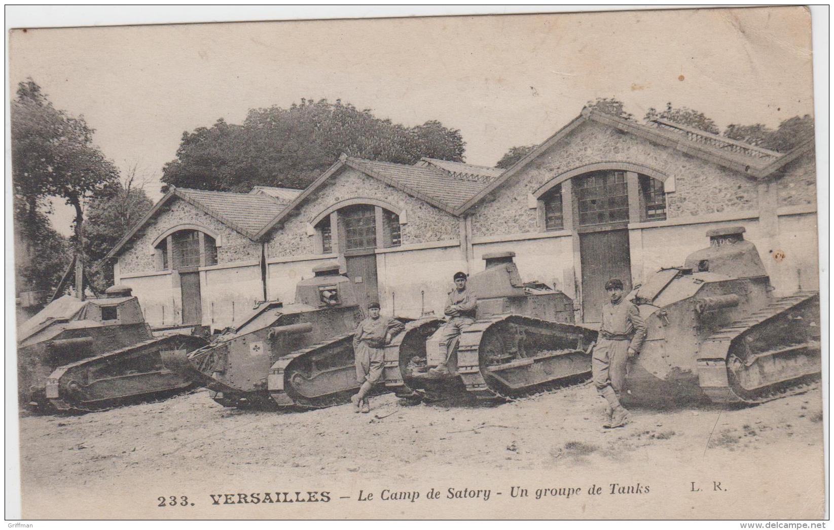 CAMP DE SATORY VERSAILLES UN GROUPE DE TANKS  TBE - Casernes