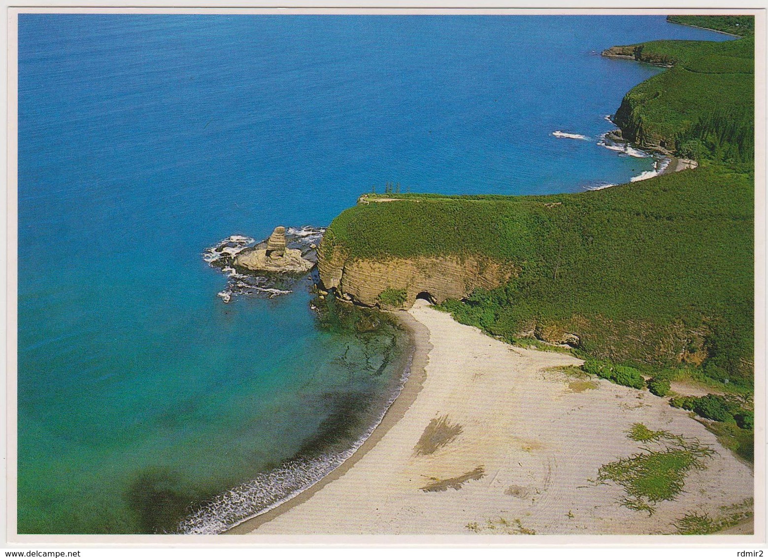 [VD.13] BOURAIL, Nouvelles-Calédonie. La Plage Et La Roche Percée. No Circulada, No Escrita. / Non Voyagée, Non écrite. - Nueva Caledonia