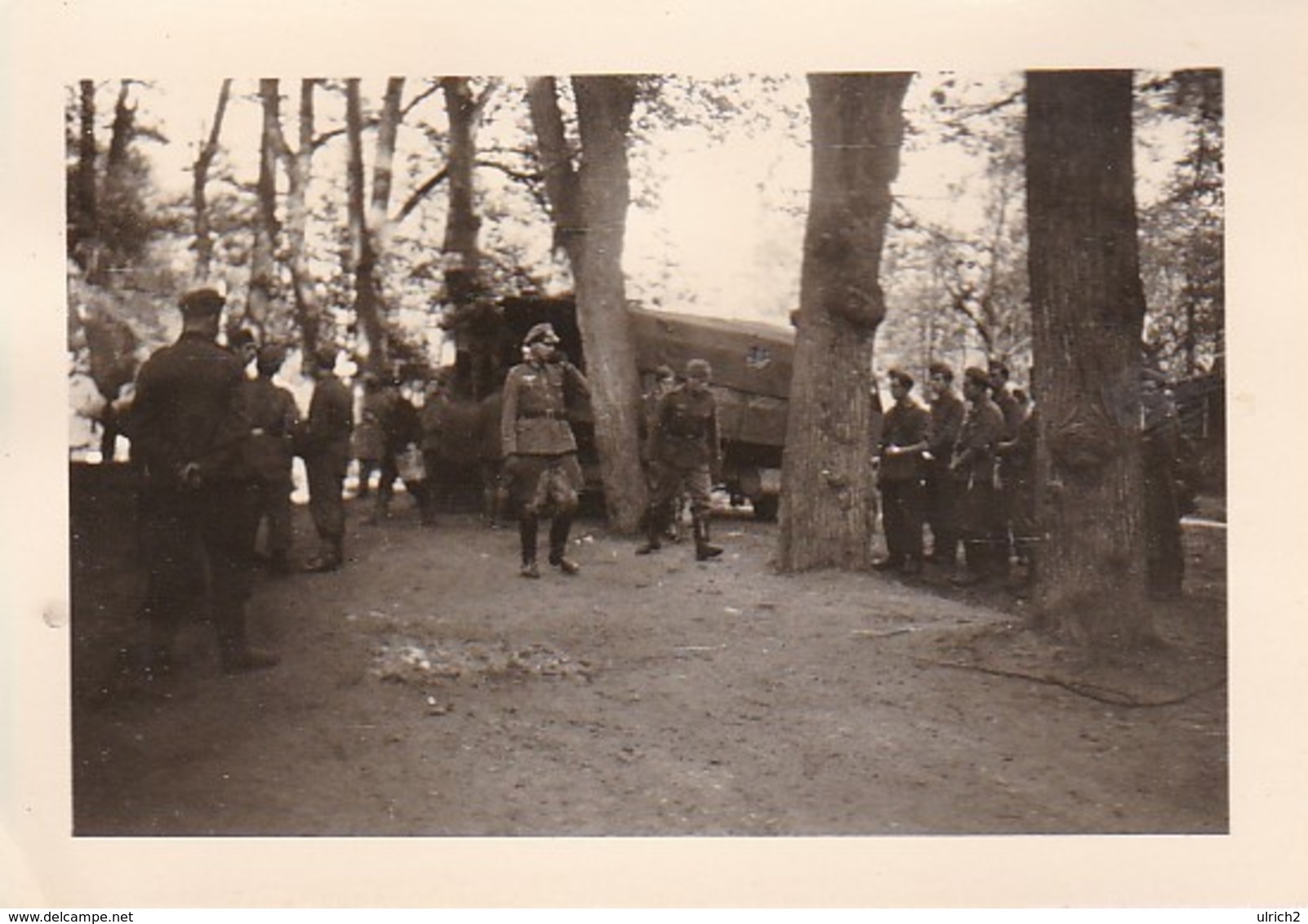 Foto Deutsche Soldaten Mit LKW Bei Rast - 2. WK - 8*5,5cm (35793) - Krieg, Militär