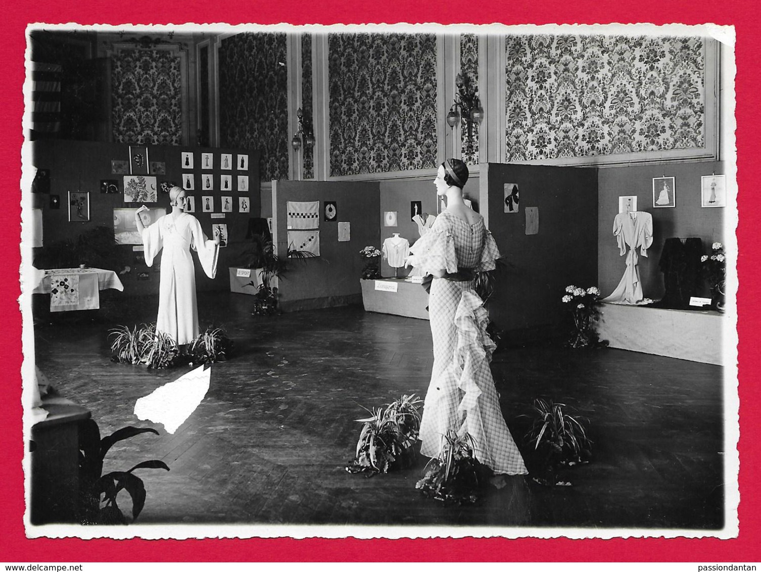 Photographie Ancienne Non Datée - Fontainebleau - Théâtre - Exposition De L'École Uruguay France - Plaatsen