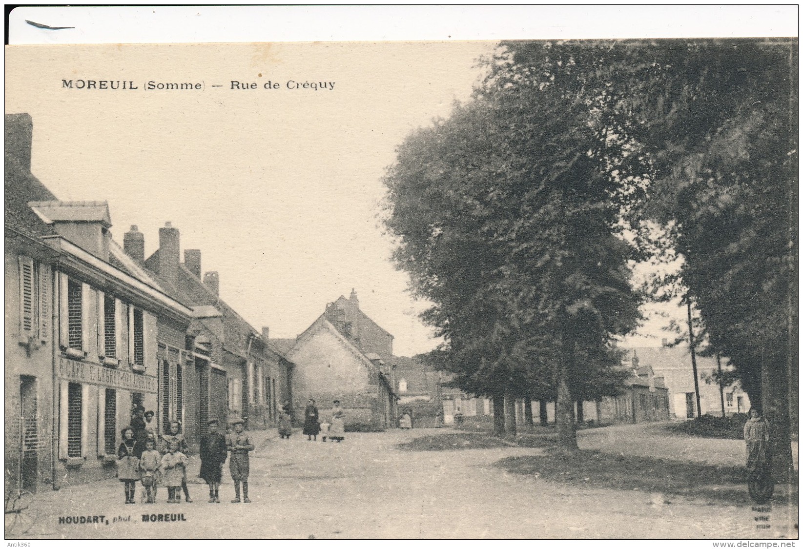 CPA 80 MOREUIL Rue De Créquy Animée Avec Enfants Café - Moreuil