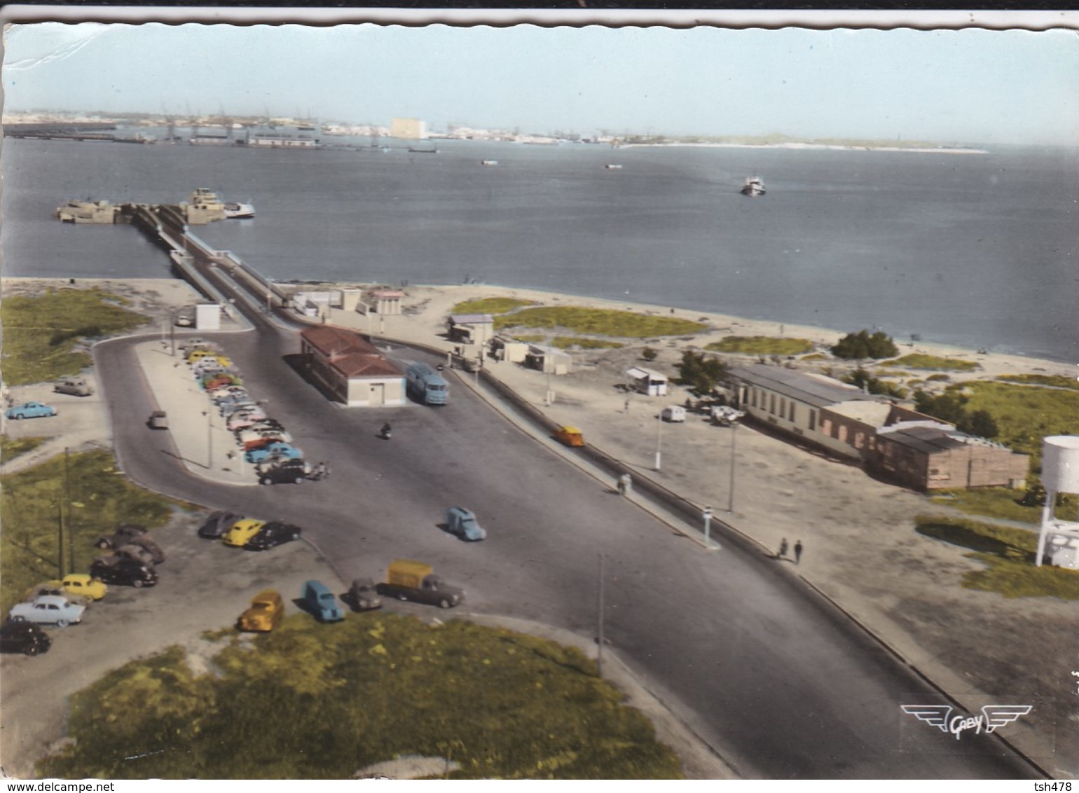 17---La France Vue Du Ciel ..ILE DE RE--SABLANCEAUX--l'embarcadère--( Voitures Des Années 50-60 + Bus )--voir  2 Scans - Ile De Ré