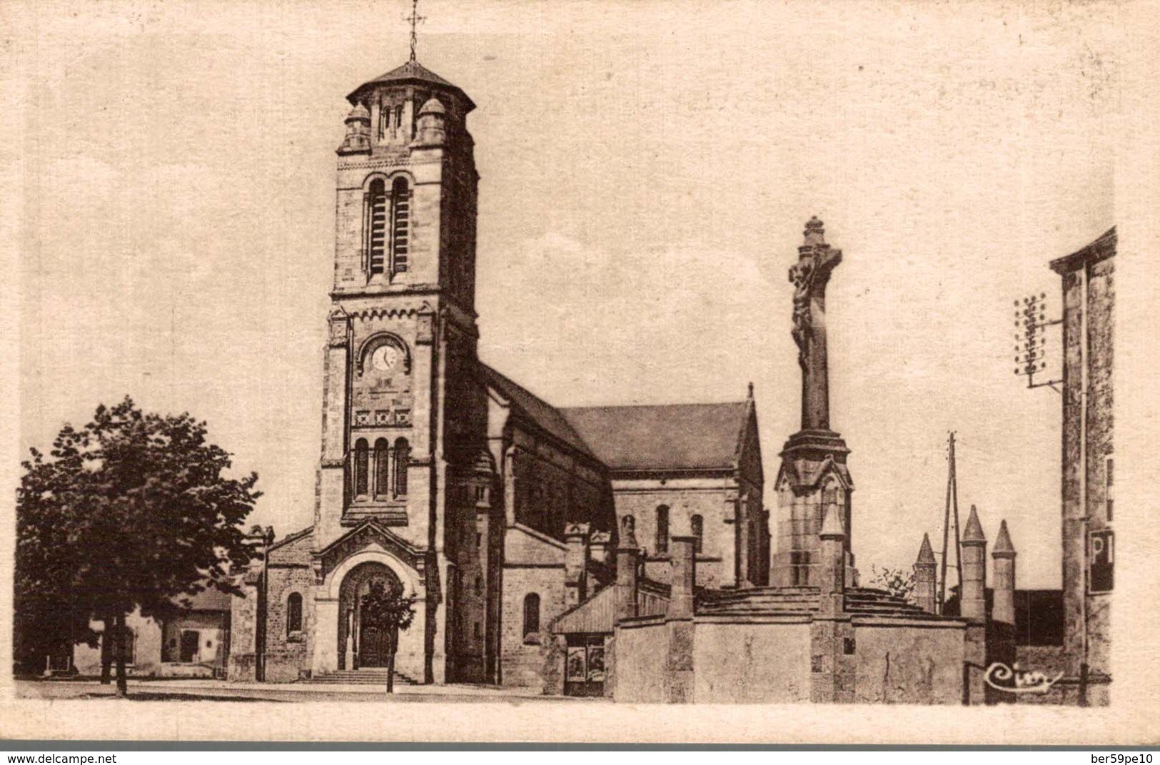 85 LES LUCS-SUR-BOULOGNE LA PLACE DE L'EGLISE - Les Lucs Sur Boulogne