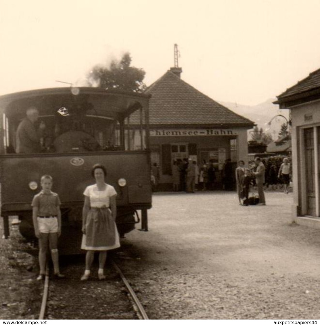 Photo Originale Wagon, Train & Micheline à Quai à La Gare à Chiemsee-Bahn - 83209 Prien Am Chiemsee, Allemagne - Trains