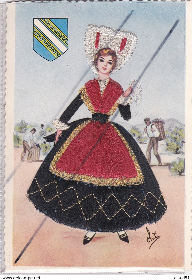 Champagne ;Jeune Femme En Costume Champenois (ajout Tissu) Blason . Vendangeur Arriére Plan - Champagne - Ardenne