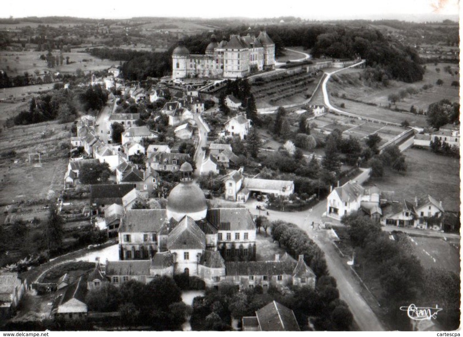 Hautefort Vue Generale Au Fond Le Chateau 1961   CPM Ou CPSM - Sonstige & Ohne Zuordnung