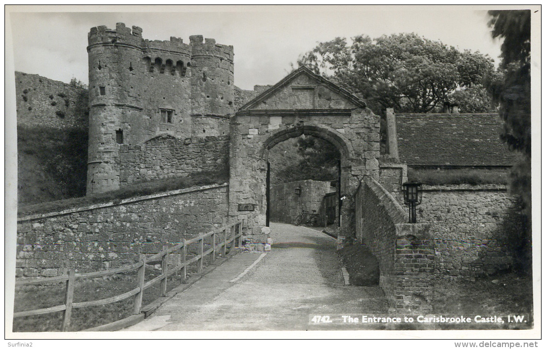 IOW - CARISBROOKE CASTLE - THE ENTRANCE RP - NIGH 4742 Iow169 - Autres & Non Classés