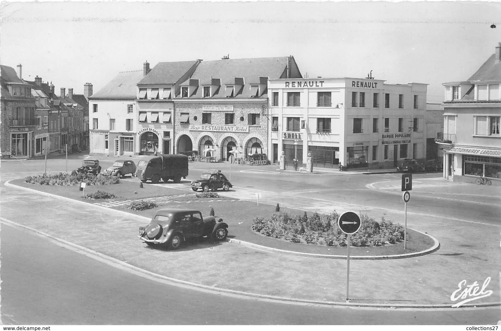 28-LA-LOUPE- LA PLACE DE L'HÔTEL DE VILLE - LE ROND-POINT- VOIR GARAGE POMPES A ESSENCE - La Loupe