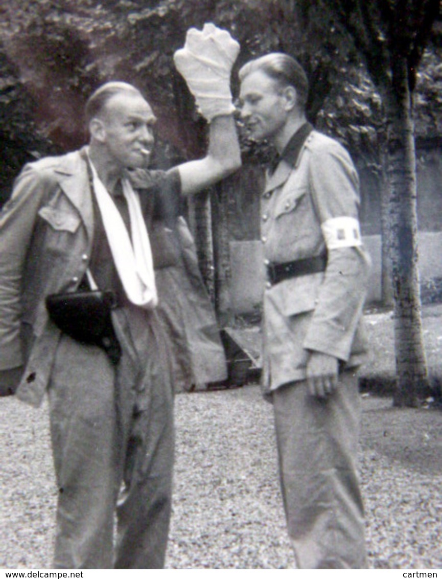 HOTOGRAPHIE ORIGINALE D'UN MILITAIRE BLESSE FAISANT LE SALUT NAZI AVEC SON PLATRE 18 X 13 CM - Guerre, Militaire