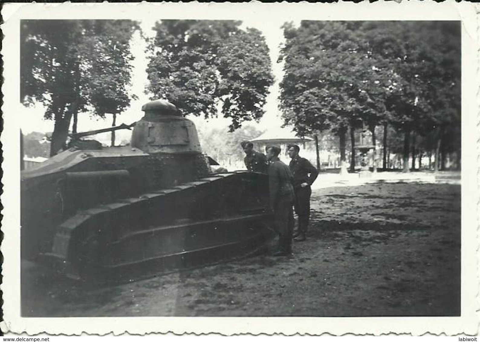 Beauvais Place Du Jeu De Paume WWII Tank Char Renault FT - War, Military