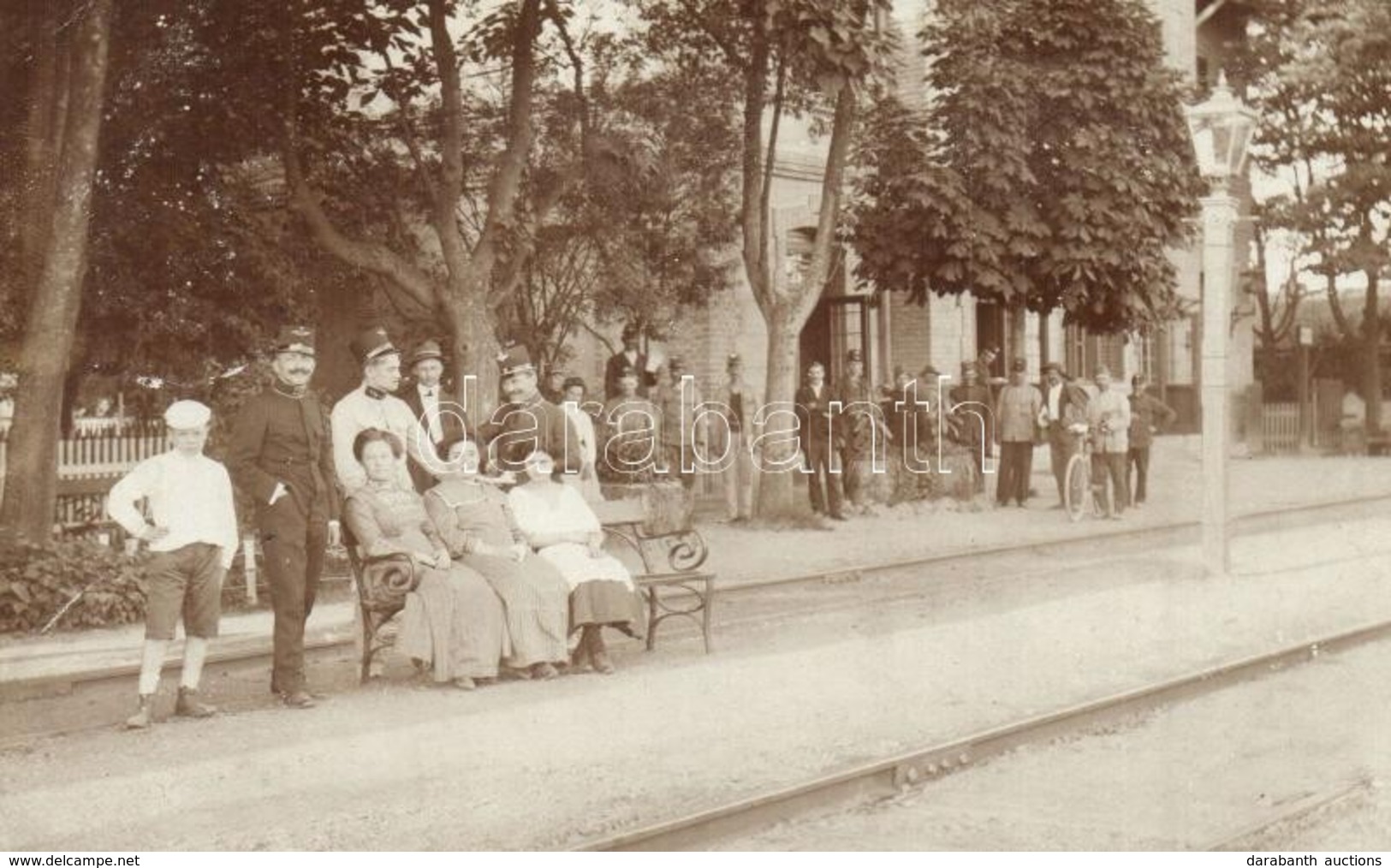 T2/T3 1911 Novszka, Novska; Vasútállomás Padon ül? Hölgyekkel és Vasutasokkal / Bahnhof / Railway Station With Ladies Si - Sin Clasificación