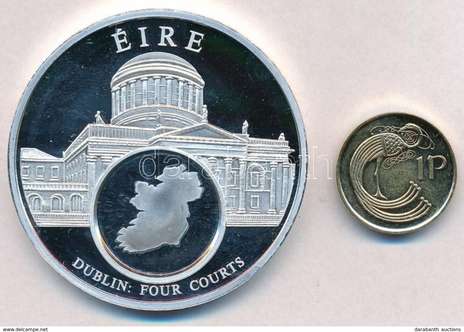 DN 'Európai Valuták / Írország - Dublin - Four Courts épülete' Ezüstözött Fém Emlékérem (50mm) + Írország 1998. 1p Cu-ac - Sin Clasificación