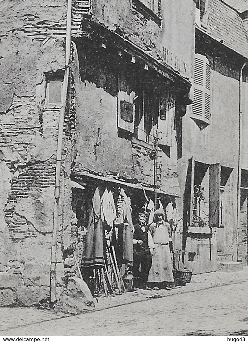 NEVERS - N° 20 - VIEILLES MAISONS DE LA RUE SAINT GENEST AVEC PERSONNAGES - CPA NON VOYAGEE - Nevers