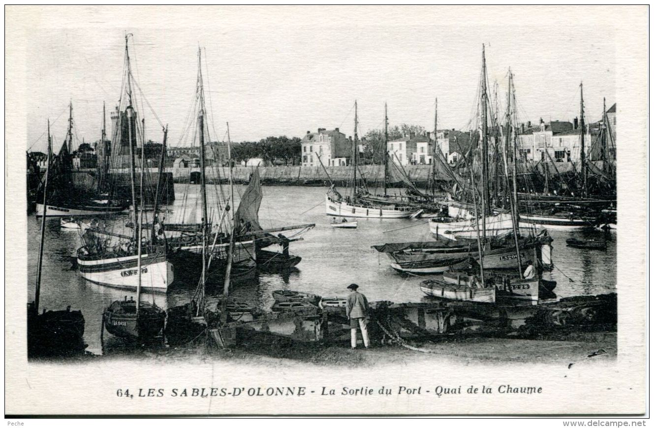 N°63907 -cpa Les Sables D'Olonne -la Sortie Du Port- - Sables D'Olonne