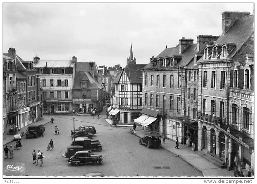 22 - PAIMPOL : Place Du Martray ( Grand Bazar- Commerces - Automobiles ) Jolie CPSM Dentelée Noir Blanc - Côtes D'Armor - Paimpol