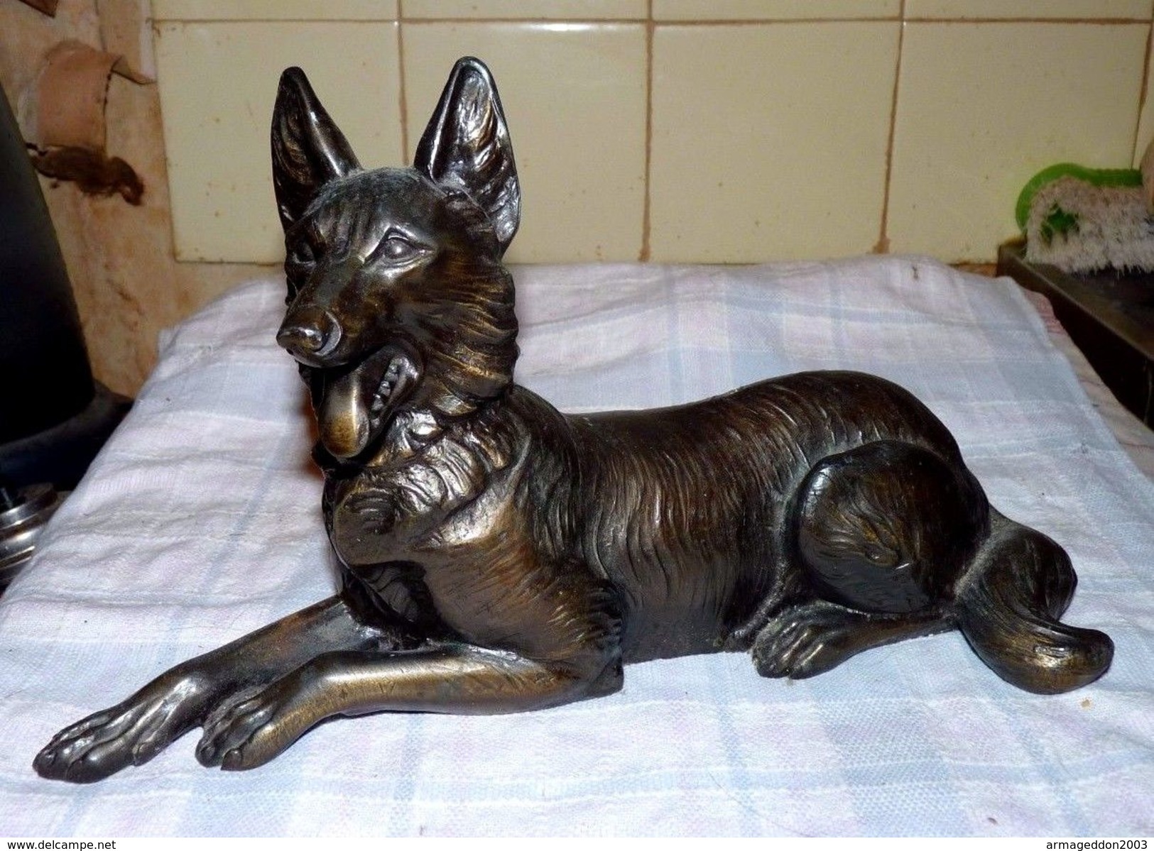 ANCIEN GRANDE SCULPTURE CHIEN BERGER ALLEMAND ALLONGE ATTRIBUE A H. MOM BE EN REGULE - Bronzes