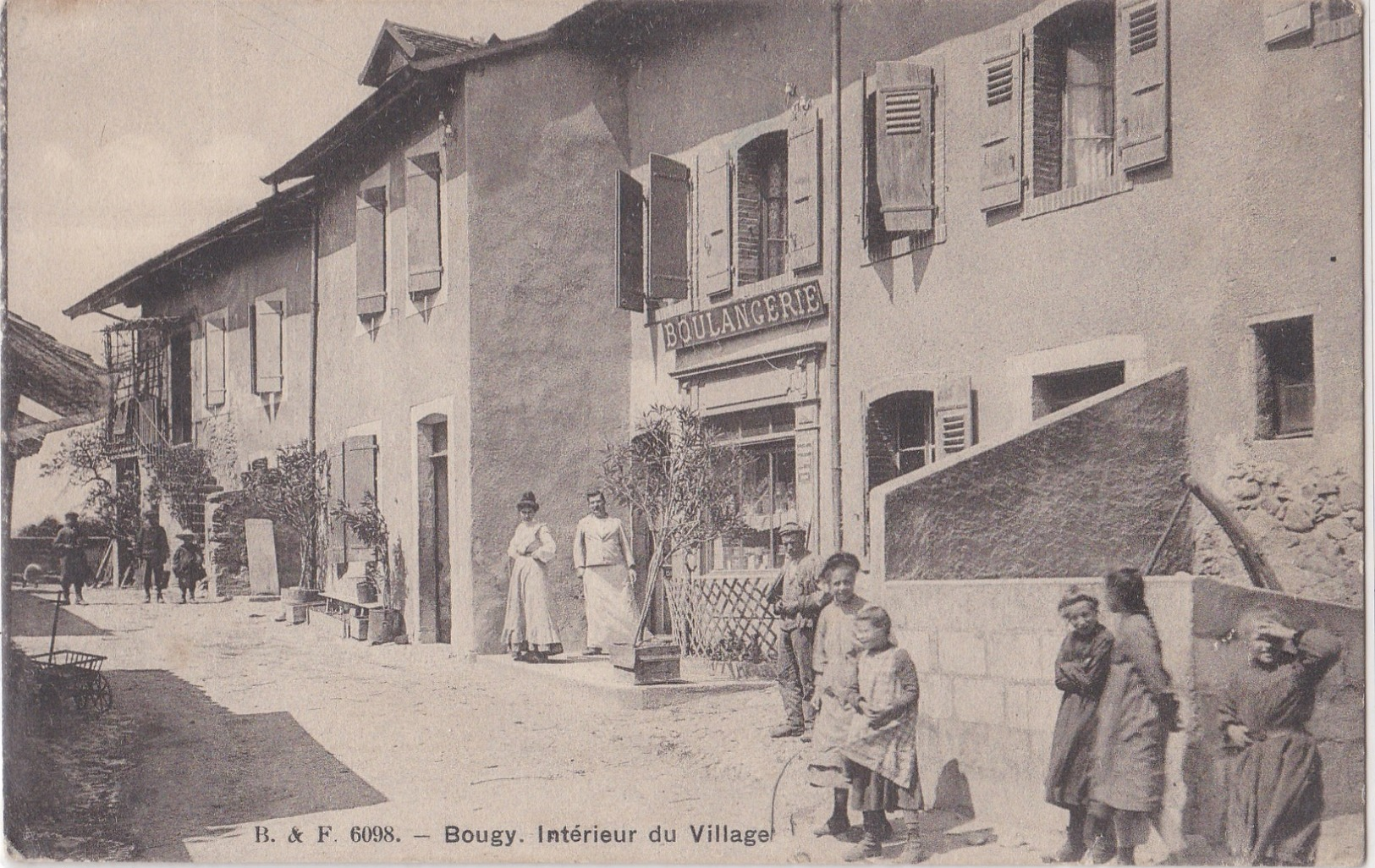 Bougy: Intérieur Du Village -devanture Boulangerie - Autres & Non Classés