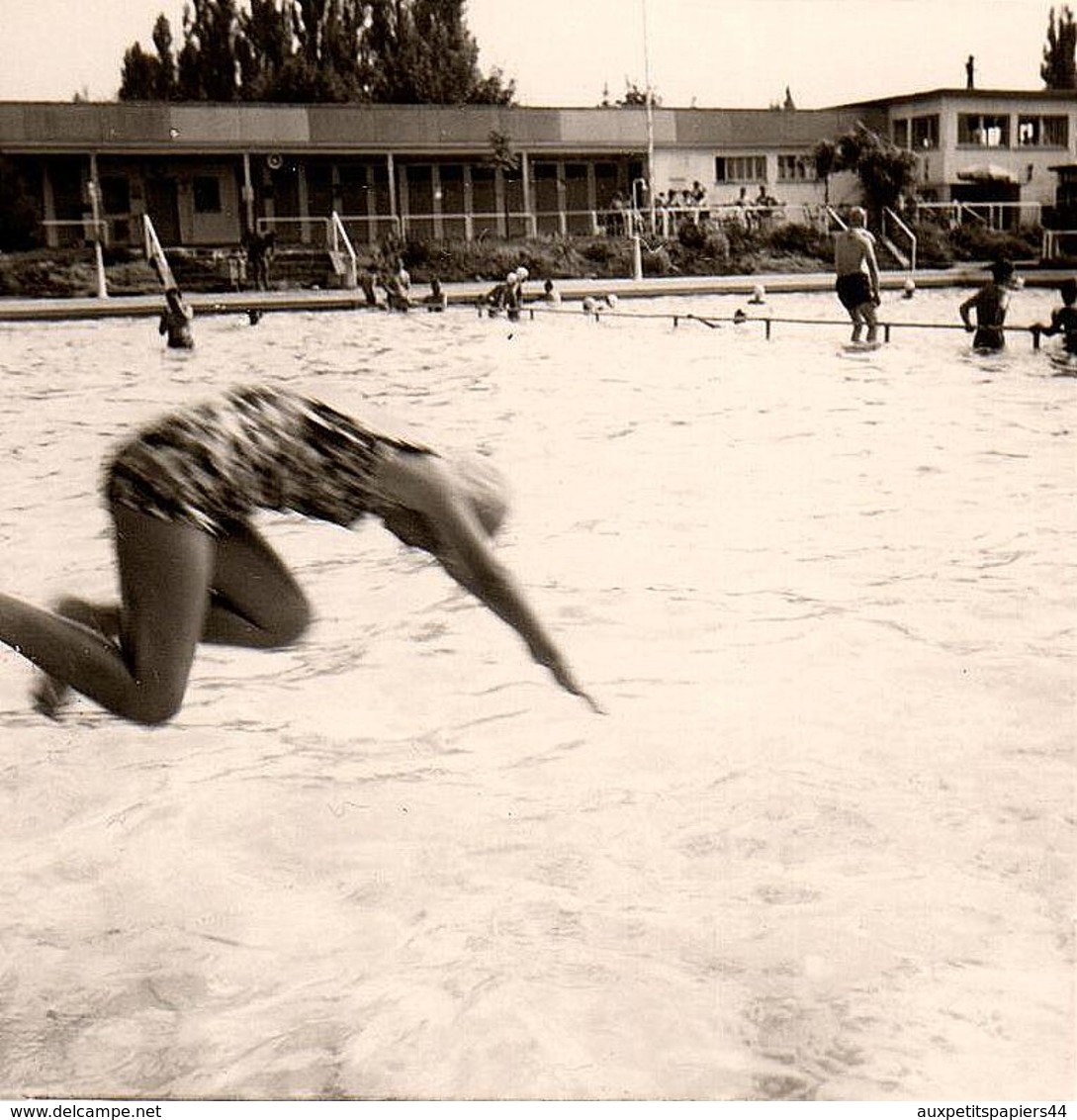 2 Photos Carrées Originales Piscine & Maillot De Bain Pour Plongeon D'Adolescente Vers 1950/60 - Personnes Anonymes