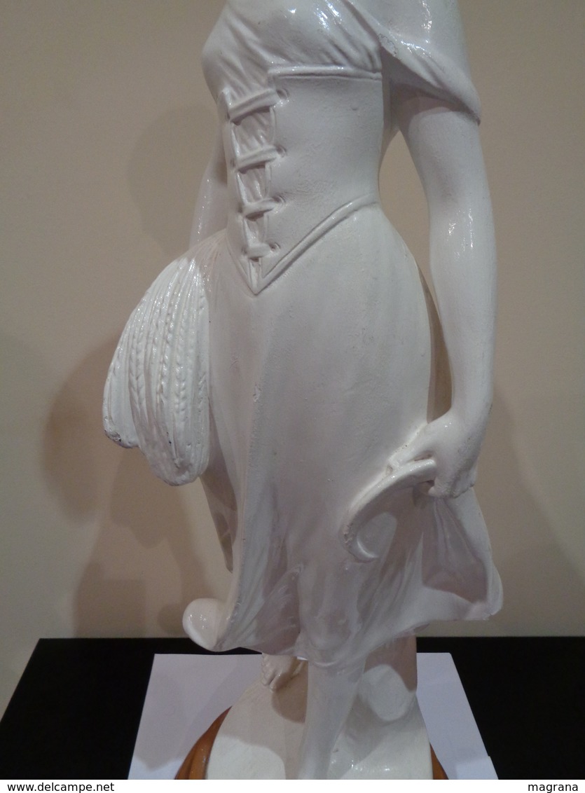 Gran Escultura de una mujer segadora con la hoz y un manojo de trigo. España. 64 cm de altura.