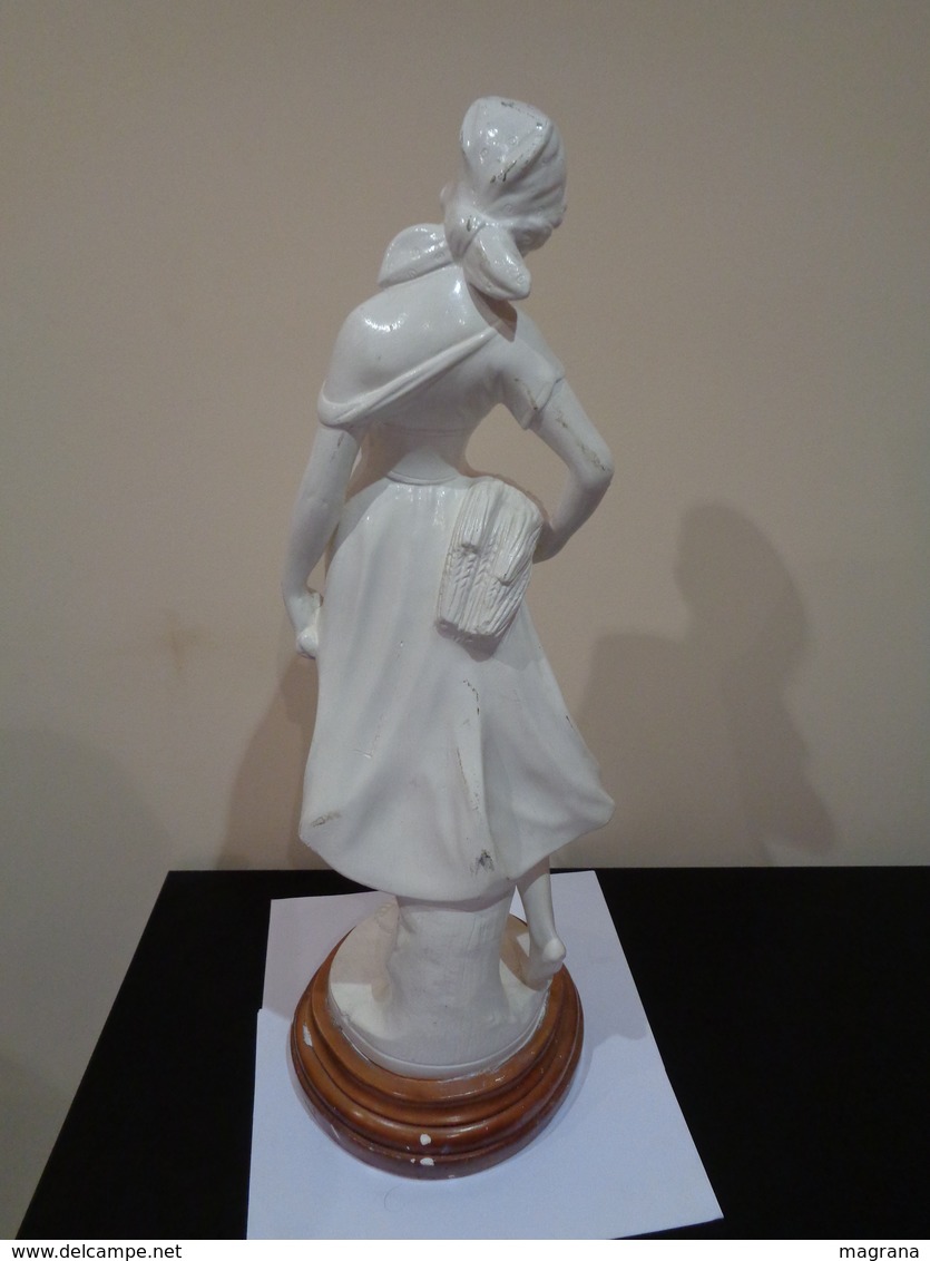 Gran Escultura de una mujer segadora con la hoz y un manojo de trigo. España. 64 cm de altura.