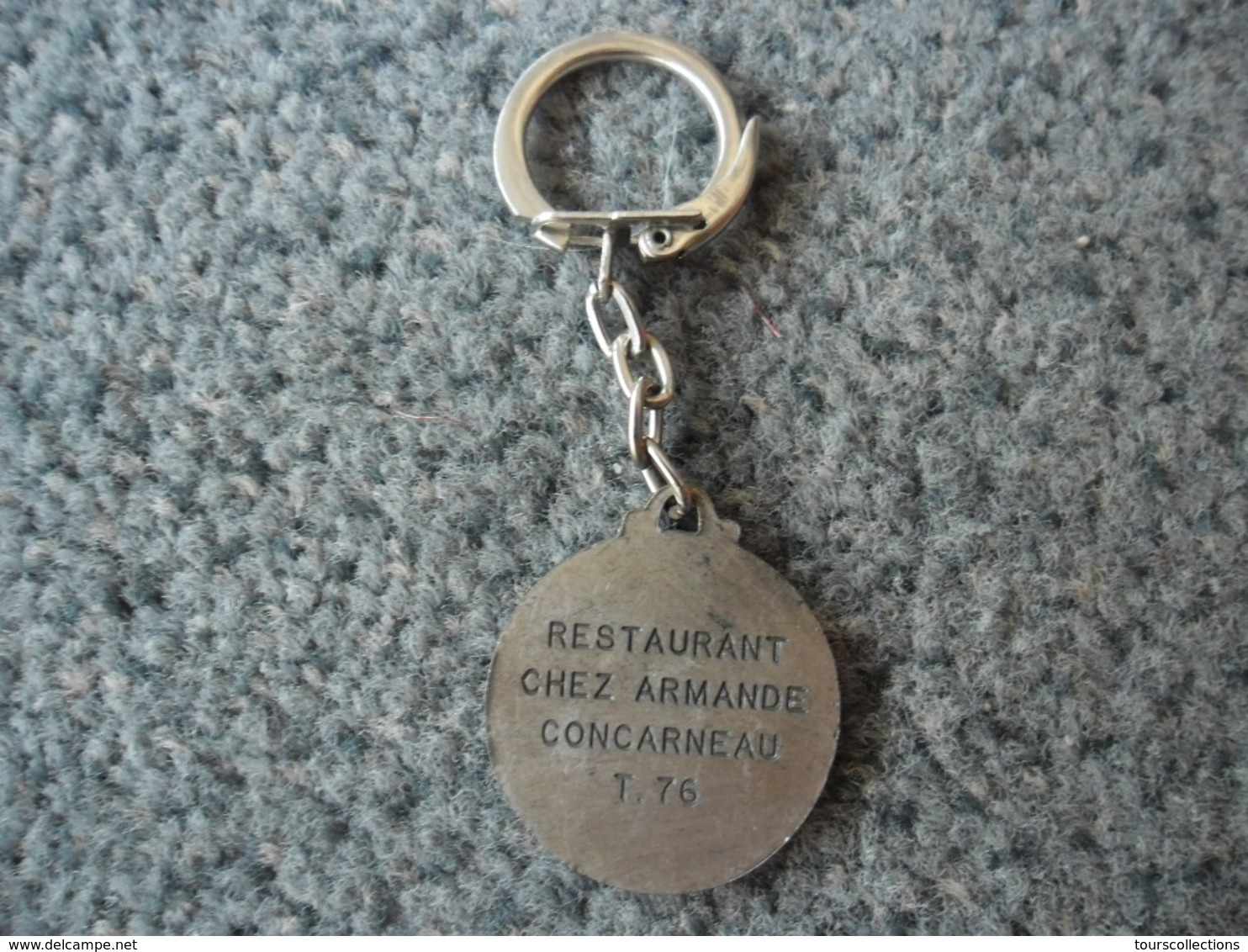 1 PORTE CLEFS En Métal Le CUL De La FANNY Restaurant Chez Armande à CONCARNEAU (29) Pétanque @ Vers 1965 - Porte-clefs