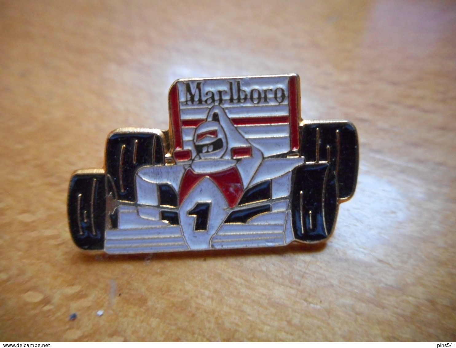 A003 -- Pin's Marlboro Voiture De Course F1 - Automovilismo - F1