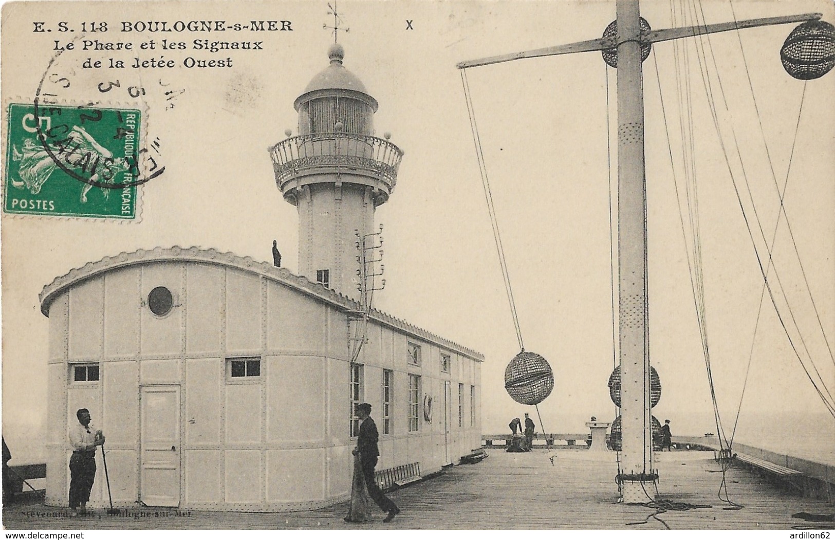 Boulogne Sur Mer Le Phare Et Les Signaux De La Jetée Ouest - Boulogne Sur Mer