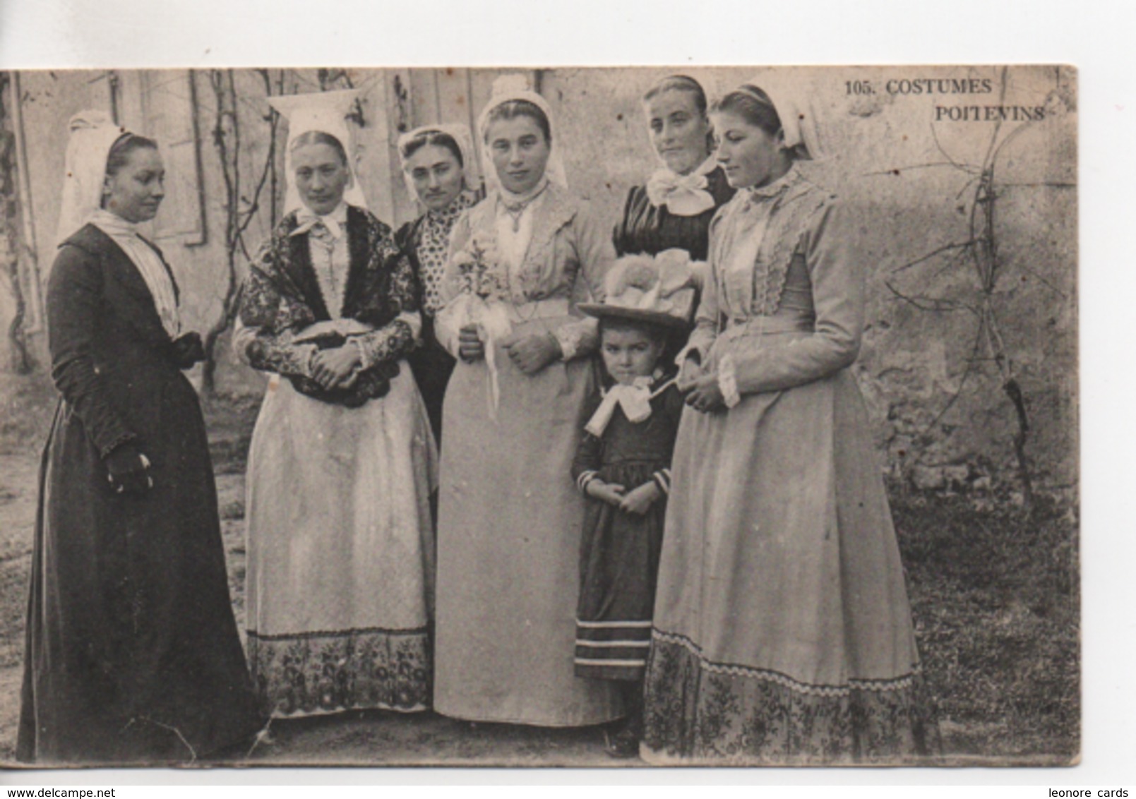 CPA.Folklore.Costumes Poitevins.femmes Et Petite Fille - Costumes