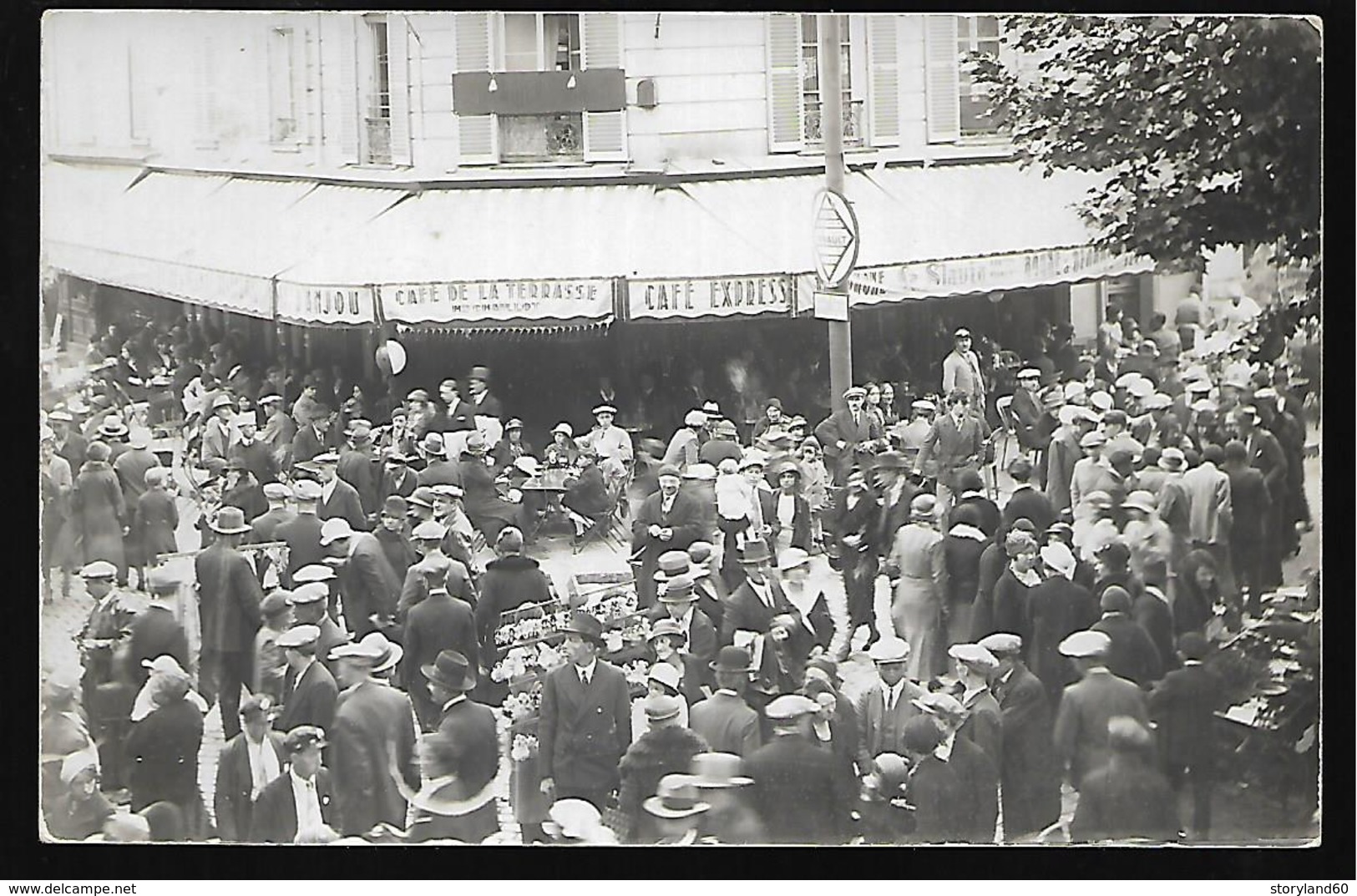 Cpa St004110 Café De La Terrasse M Chaillot, Foule , Marchands Ambulants , Arrêt Autocar Renault , Marché ?carte Photo - Cafés