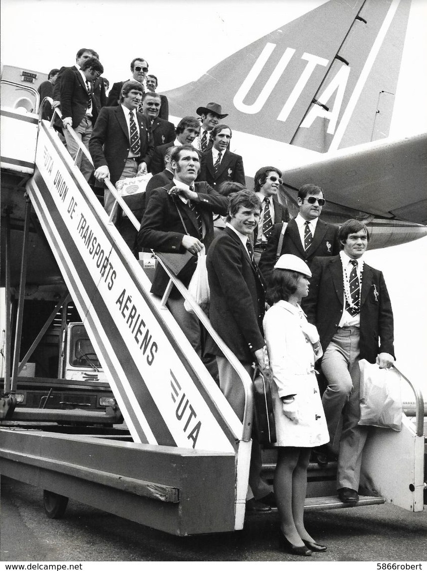 PHOTO DE PRESSE UTA ORIGINALE 18CM/24CM ARRIVEE AVION EQUIPE DE FRANCE RUGBY 1972 PRESIDENT FERASSE ET WALTER SPANGHERO - Aviation