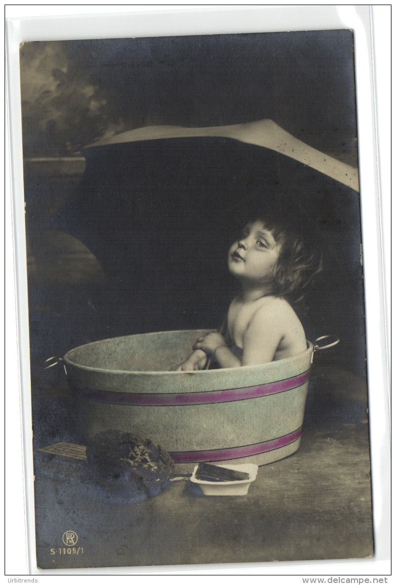 1 Postcard Children And Family Child On Bathtub Pcchild431 - Groupes D'enfants & Familles