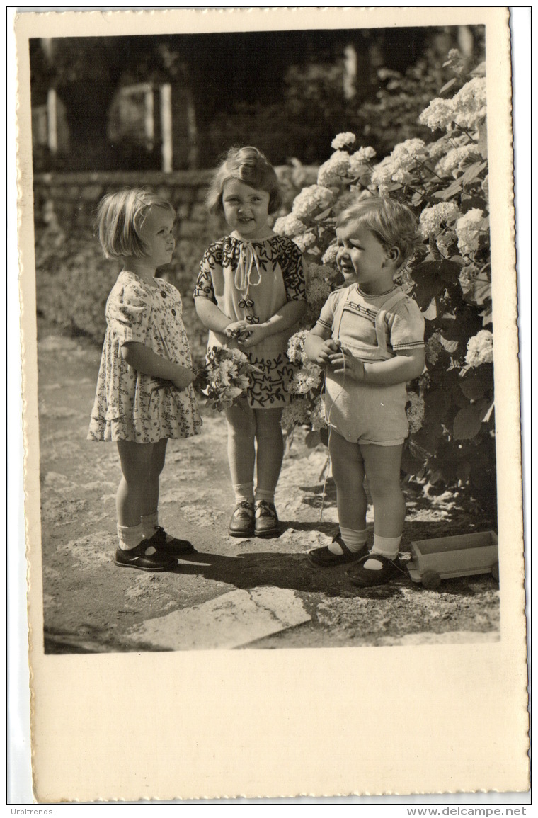 1 Postcard Children And Family Three Beautiful Children Pcchild455 - Groupes D'enfants & Familles