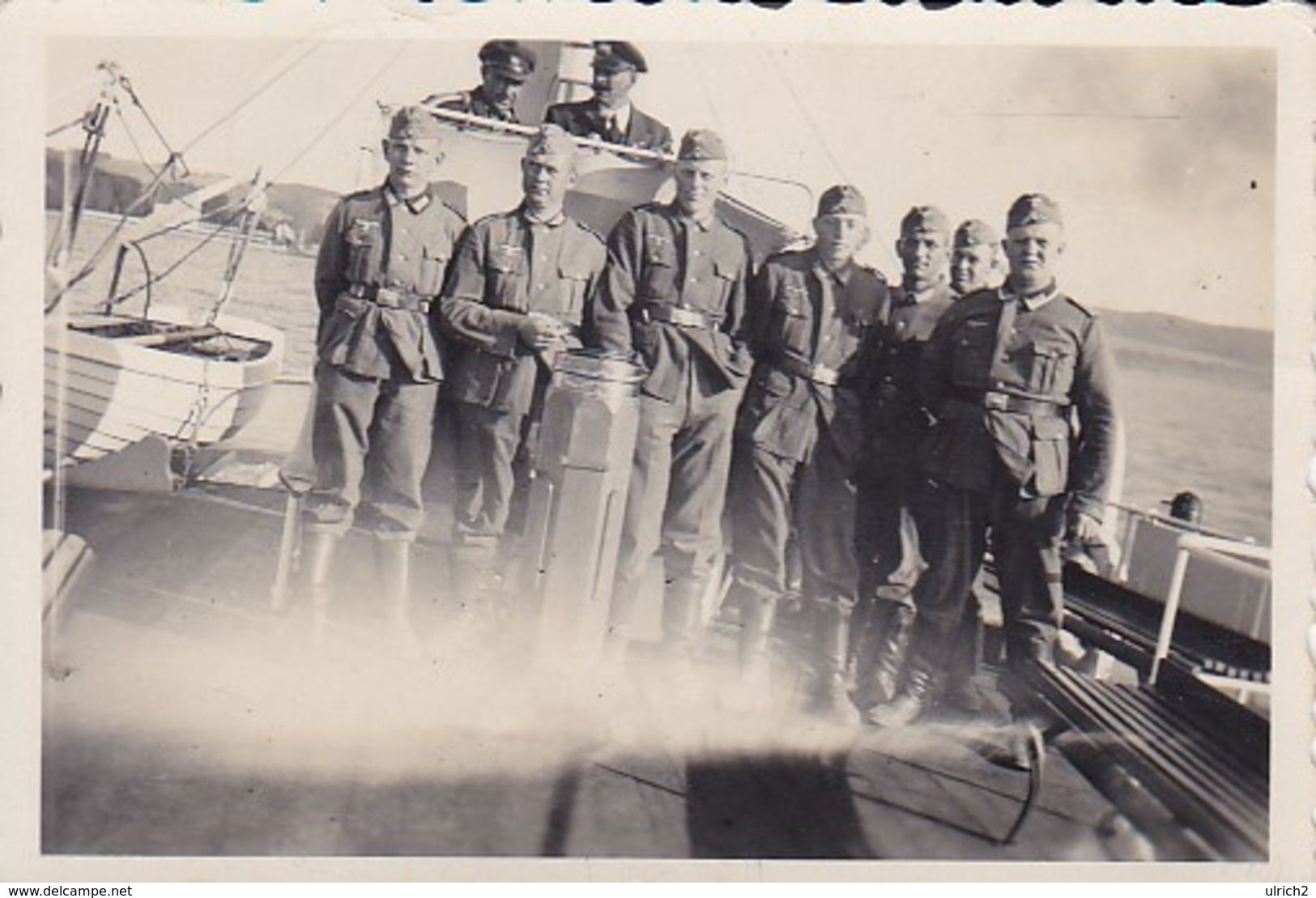 Foto Deutsche Soldaten Auf Einem Boot - 2. WK - 8*5,5cm (35946) - Krieg, Militär